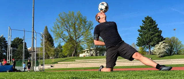 Ball auf dem Kopf im Frühling