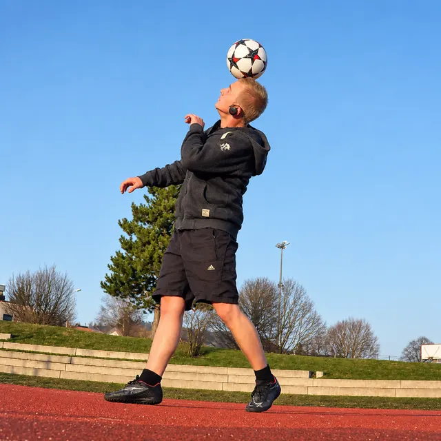 Ball auf dem Kopf im Stand