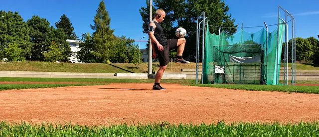 Ball jonglieren auf dem Sportplatz