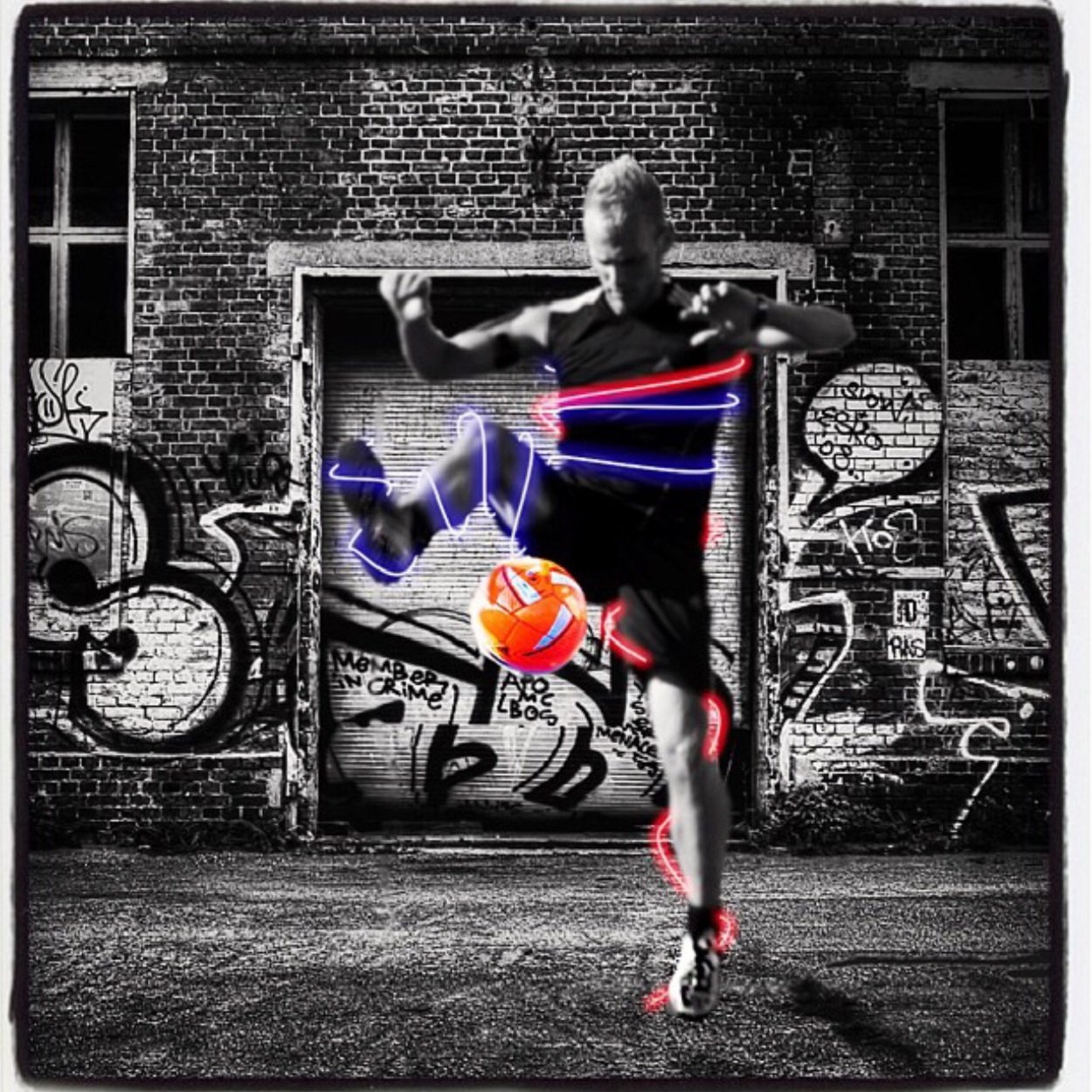 Michael Gehrig in einer akrobatischen Freestyle-Football-Pose auf der Bühne