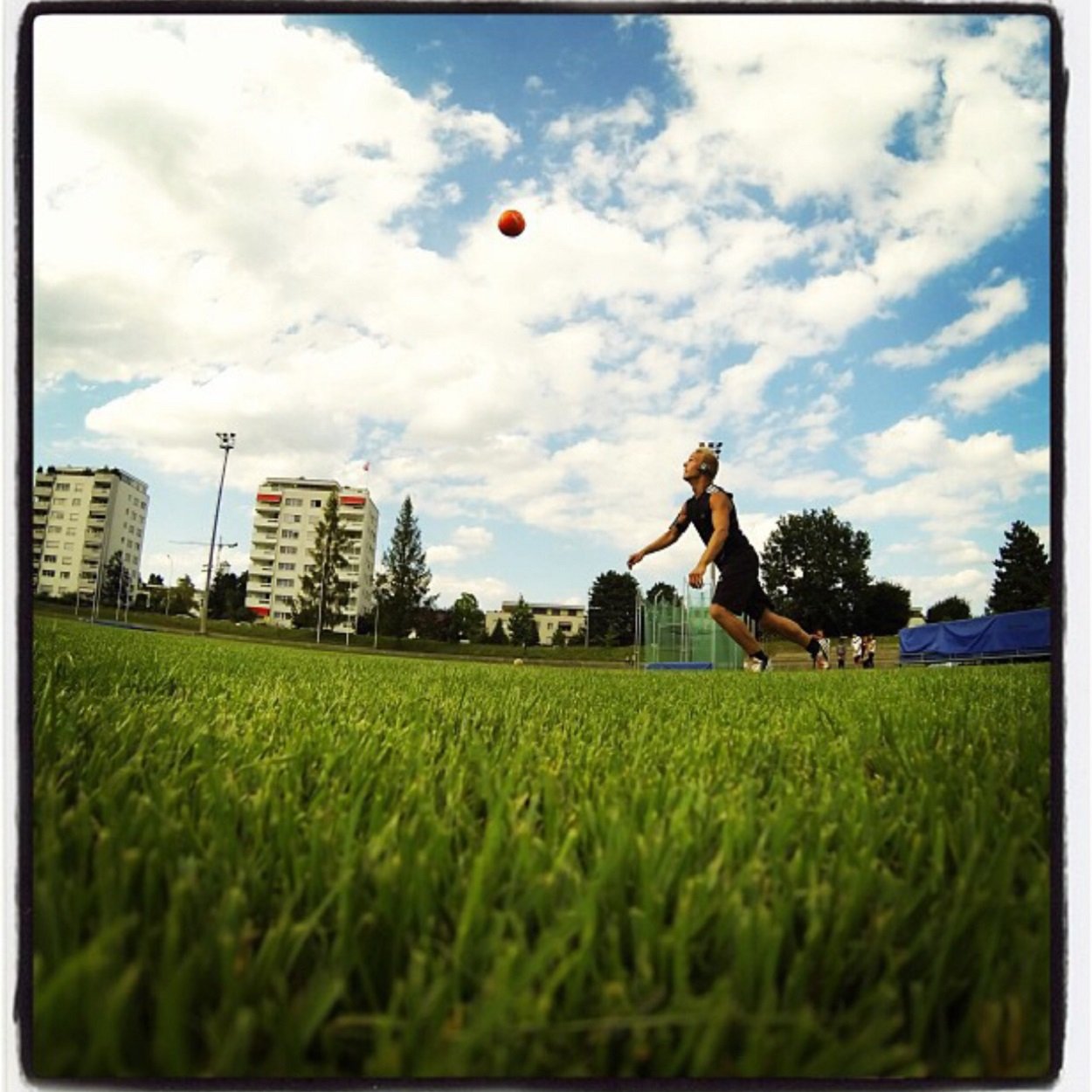 Aeroskiller bei einem Capoeira-inspirierten Trick mit Fußball