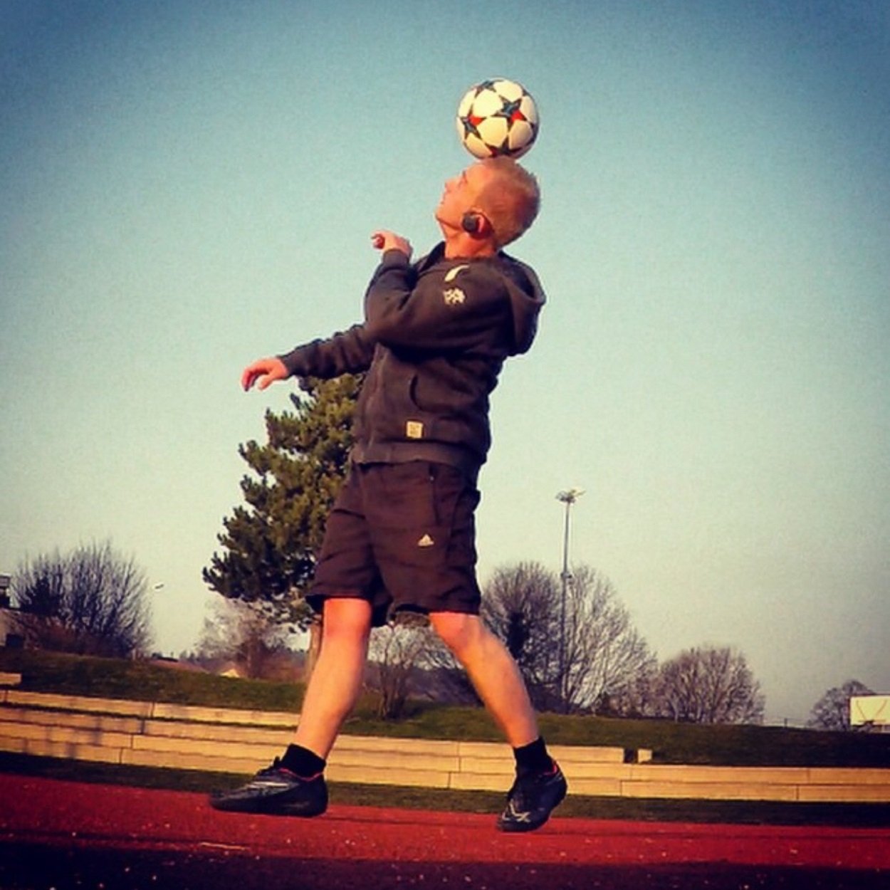 Sprung mit Ball während eines Firmenevents